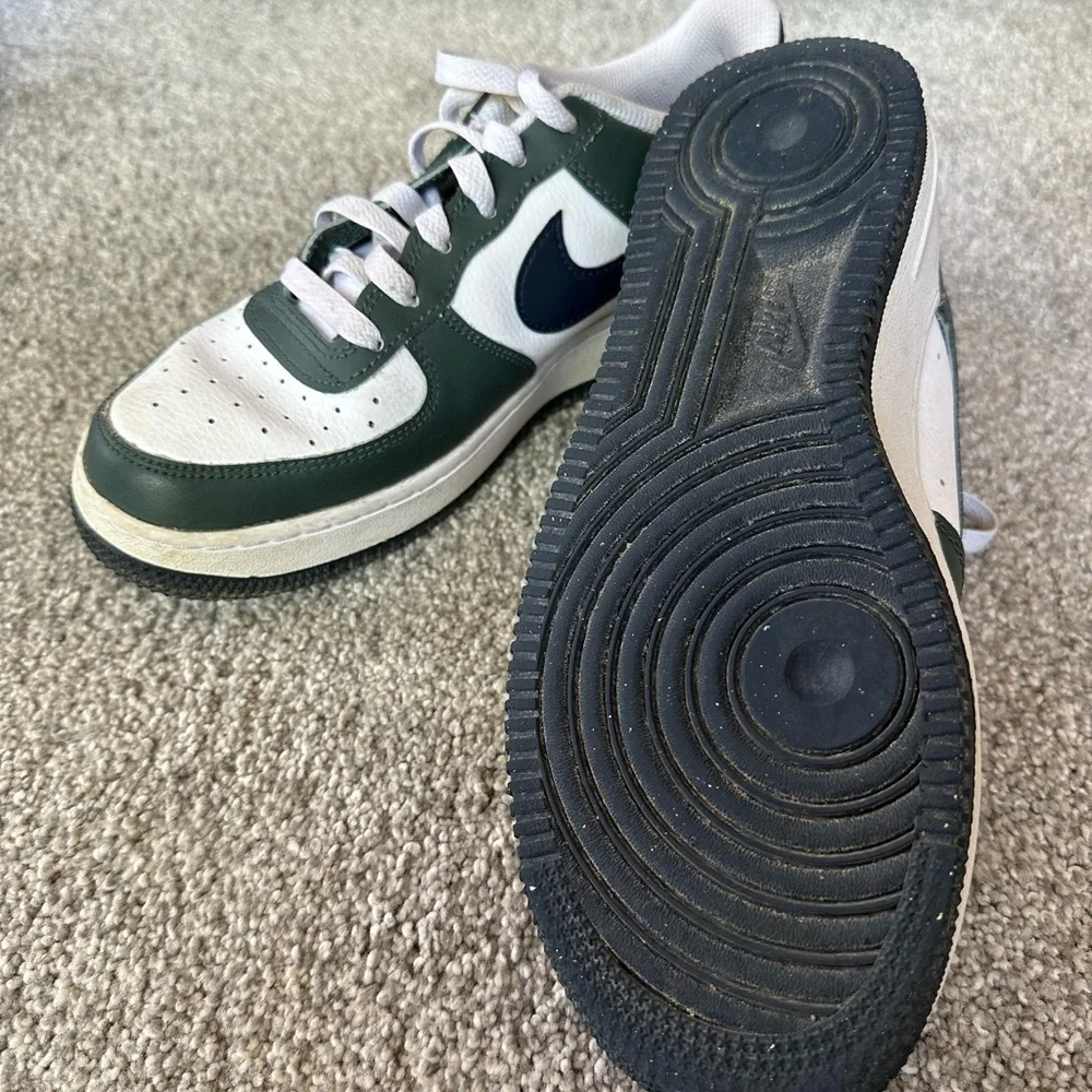 Nike Kids Low-Top Sneakers in Dark Green, White, and Navy